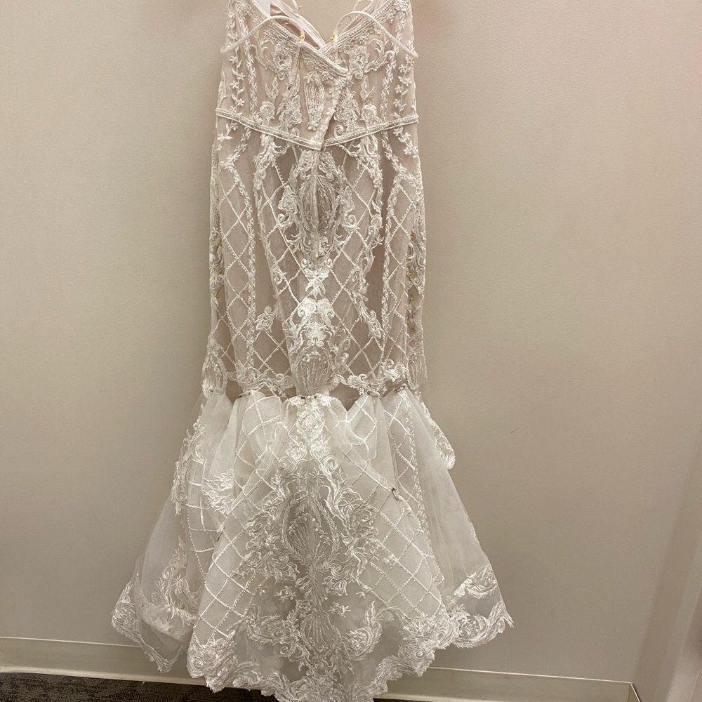 Elegant White Lace Wedding Dress - Picture 2 of 4